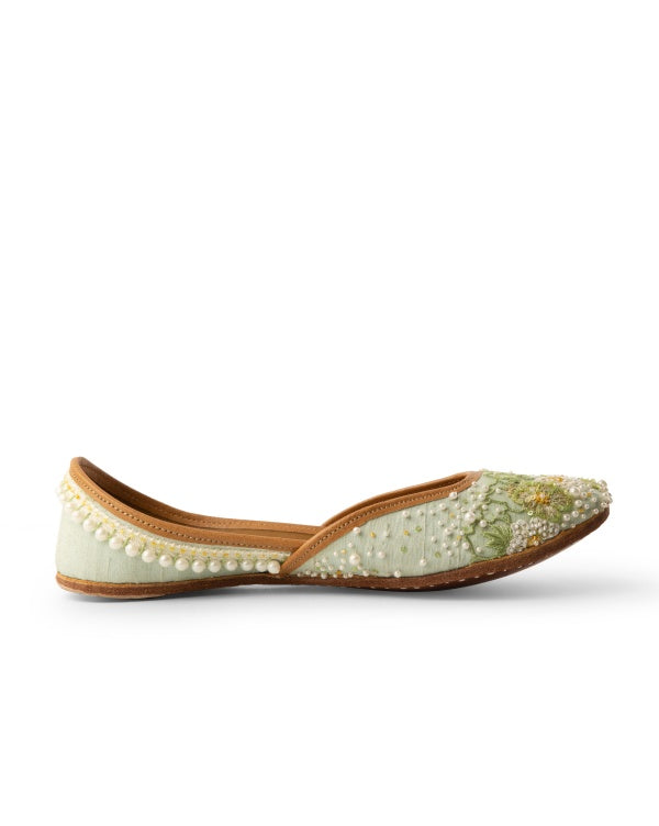 Balcony Breeze : Juttis