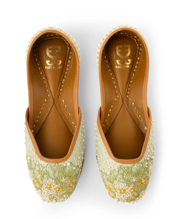Balcony Breeze : Juttis