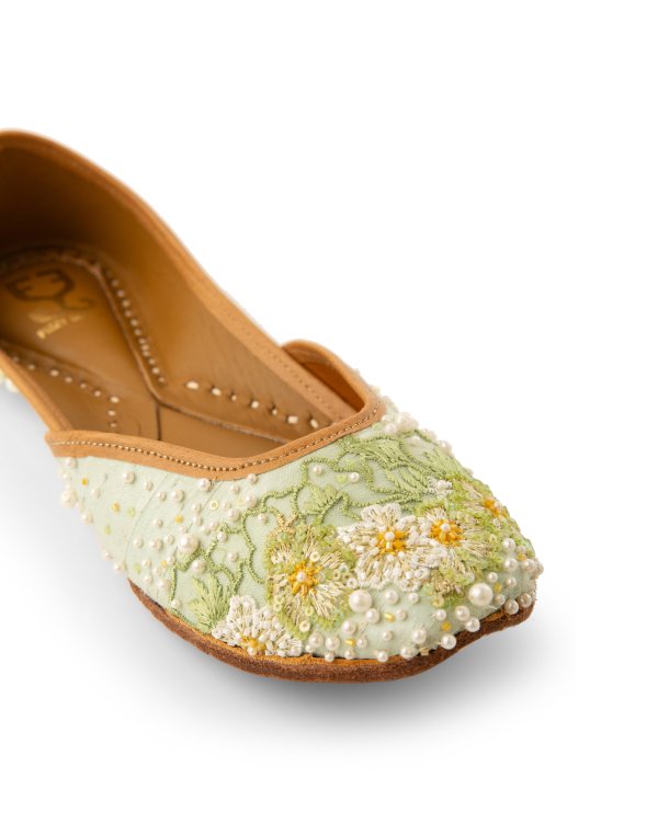 Balcony Breeze : Juttis