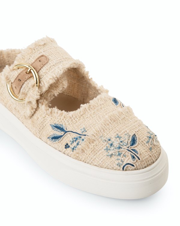 Cloudy Meadow : Closed Toe Sandals