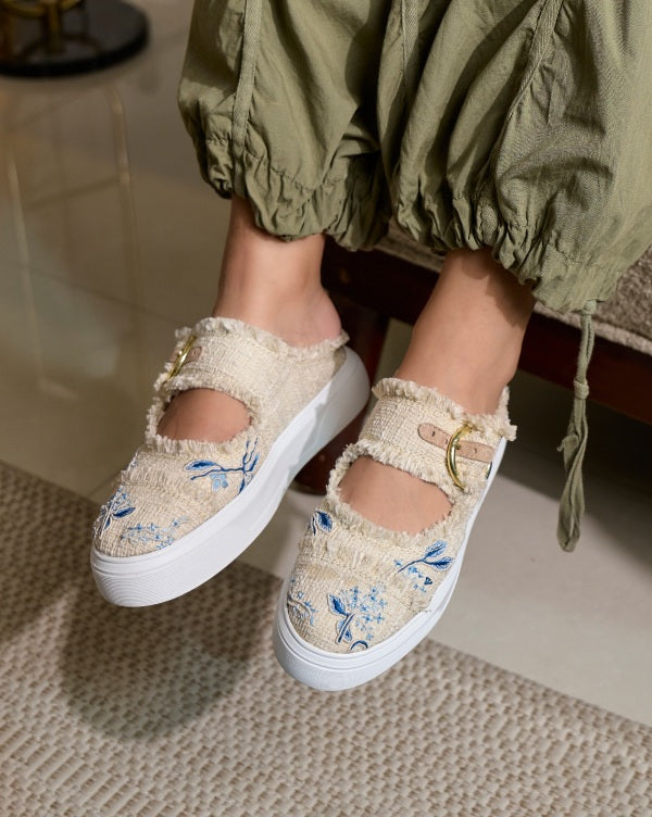 Cloudy Meadow : Closed Toe Sandals