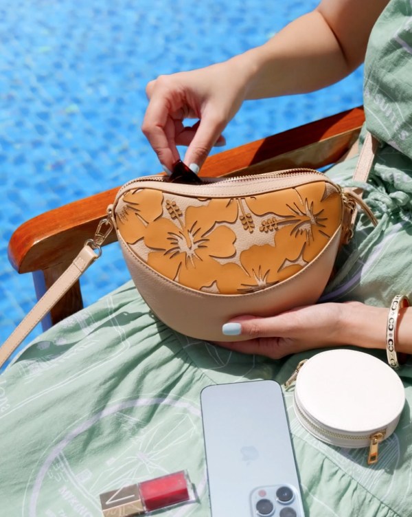 Scallop Crossbody Leather : With Laser-Cut Motifs
