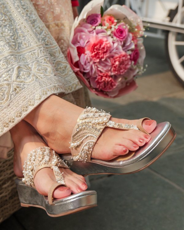 15 Pretty Golden Heels and Sandals For Indian Ethnic Wear - Shop Them  Online! – South India Fashion | Bridal sandals heels, Golden sandals, Gold shoes  heels