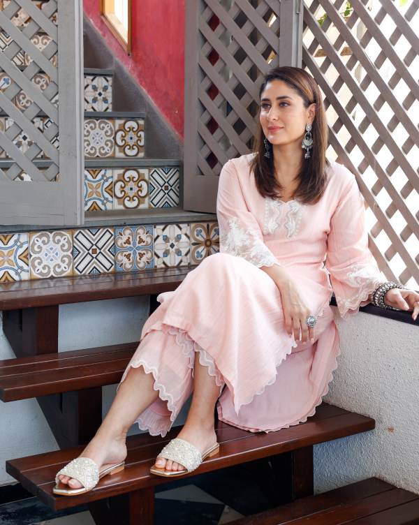 Kareena Kapoor Khan Strikes A Perfect Desi Glam Look In A Turquoise  'Chanderi Kurta' Worth Rs. 25K