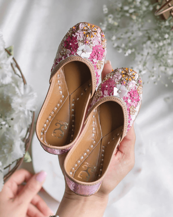 Juti Ladies Sandal Footwear Ladies Stylish Jutti Punjabi Jutti Pic