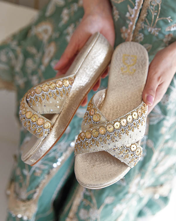 Bride Slipper | Fluffy House Slippers for Women | Wedding Shoes for Bride,  Bridal Flats, Wifey Slippers | Bride Tribe Bridesmaid Gifts & Bridesmaid  Proposal Box : Amazon.in: Fashion