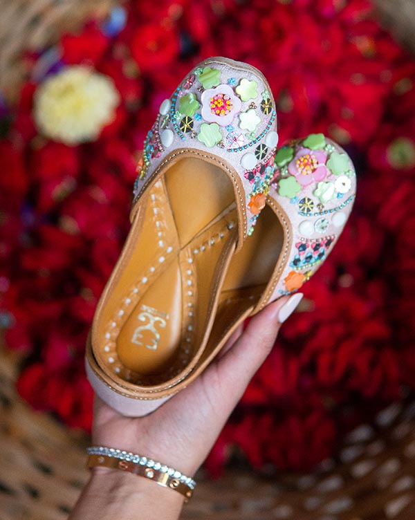 KIDS Meet Cute : Juttis