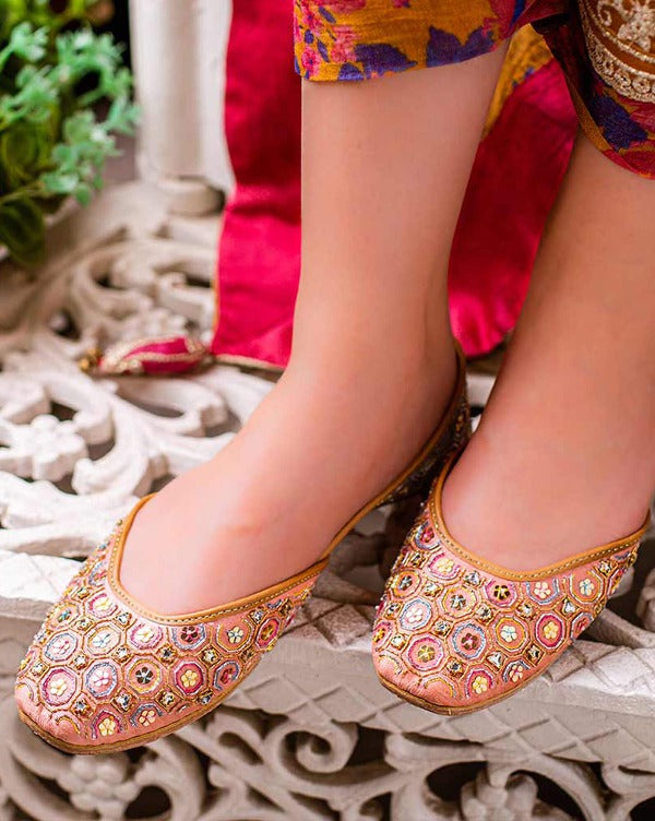 Peaches and Cream Juttis